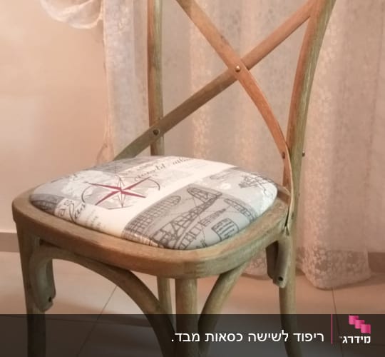 כיסא עץ עם ריפוד בד מעוצב